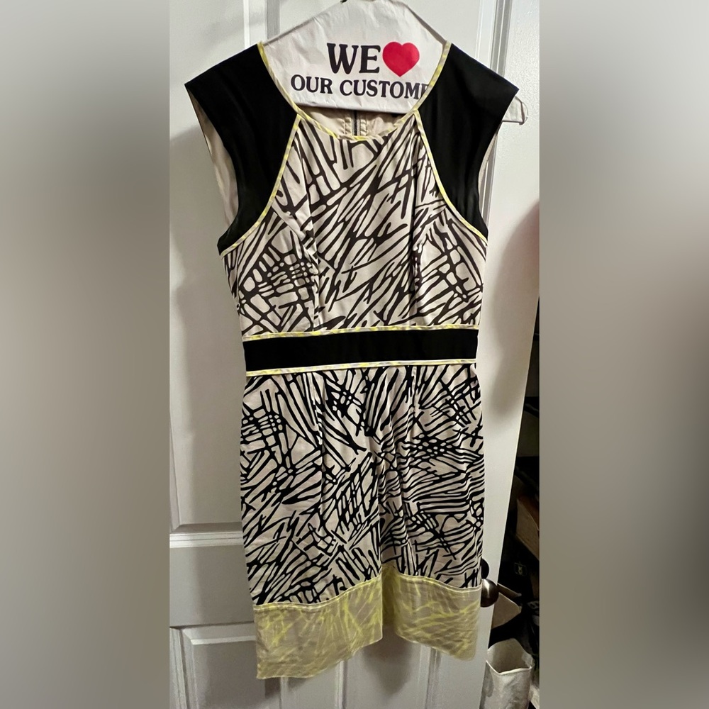 BCBGMaxAzria Black and Cream Abstract Mini Dress. Size 0. Pet / Smoke Free
